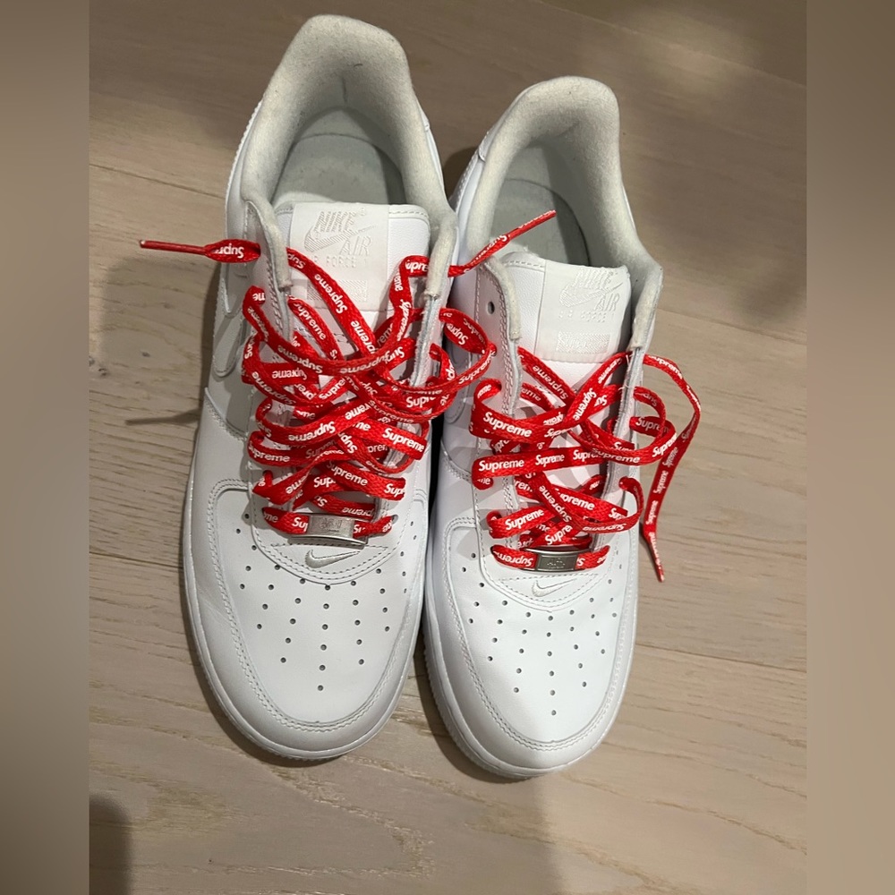 Supreme × Air Force 1 Low 
Logo - White'